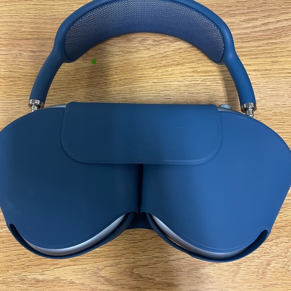 AirPod max headphones basically brand new - Picture 2 of 2
